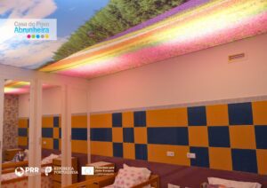 Quarto de lar de idosos decorado com imagem da natureza nos tetos dos quartos e guarda fatos com espelhos