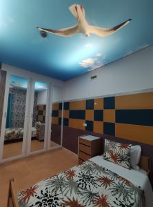 lar para idosos apoiados pela segurança social com um teto com uma imagem de duas gaivotas a voarem num céu azul